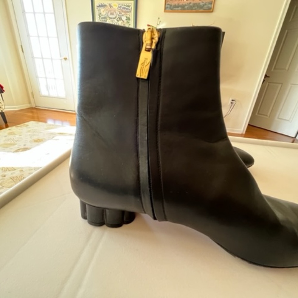 Salvatore Ferragamo Women's Size 5 Ankle Boots in Black